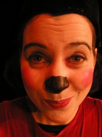 Gros plan sur le visage maquillé de Cannelle