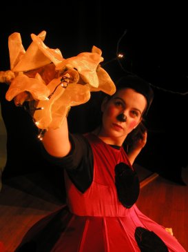 Cannelle tenant une luciole lumineuse