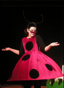 Cannelle dans sa robe rouge à pois noirs